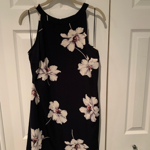 Ladies dress size M. Hayley 23 brand. Lightweight Black with crème flowers - Picture 1 of 3